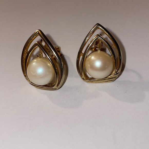 Gold tone faux pearls clip earring - Picture 1 of 4